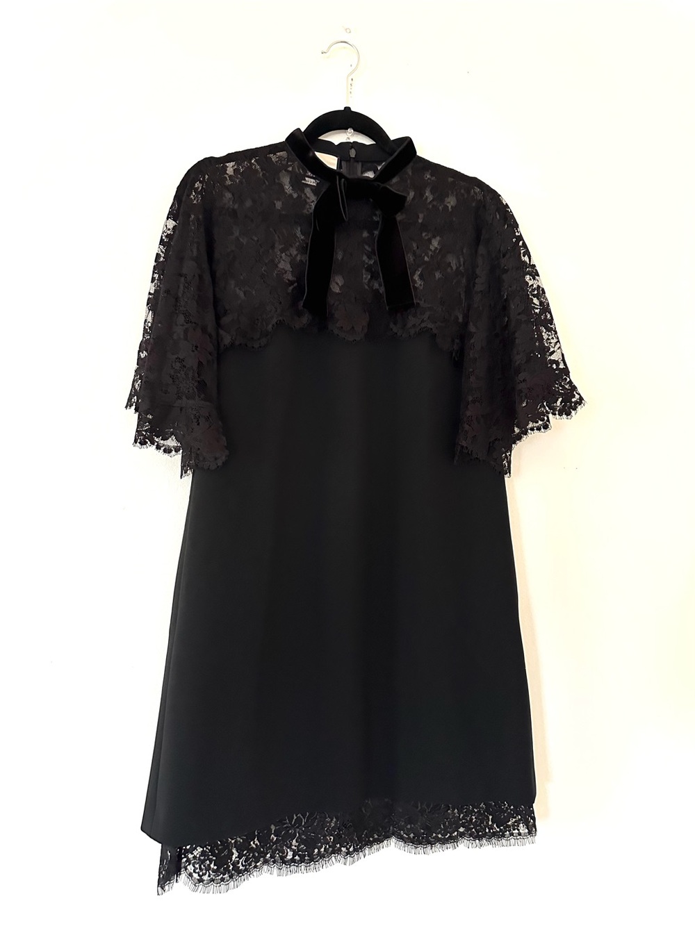 Gucci black lace dress  sheer floral lace sleeves and a scalloped lace hem SZ M